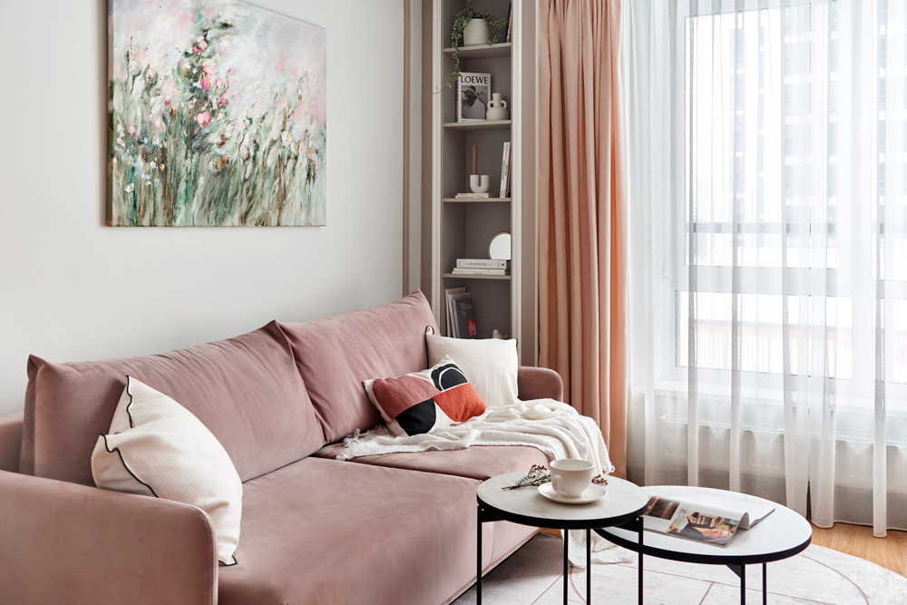 Зона комфорта: ода белому и бежевому цвету в московской евродвушке