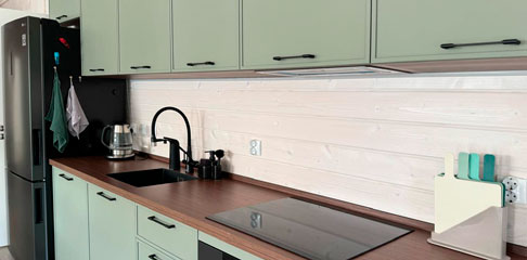 Компактная кухня в просторном загородном экодоме