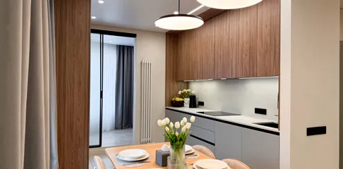 Кухня и вся мебель для большой семьи в просторной петербургской квартире