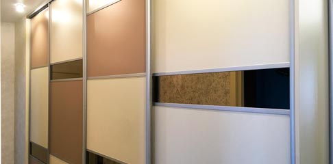 Уютная кухня и вместительные шкафы-купе для эксперта по интерьерам