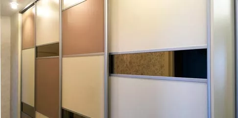 Уютная кухня и вместительные шкафы-купе для эксперта по интерьерам