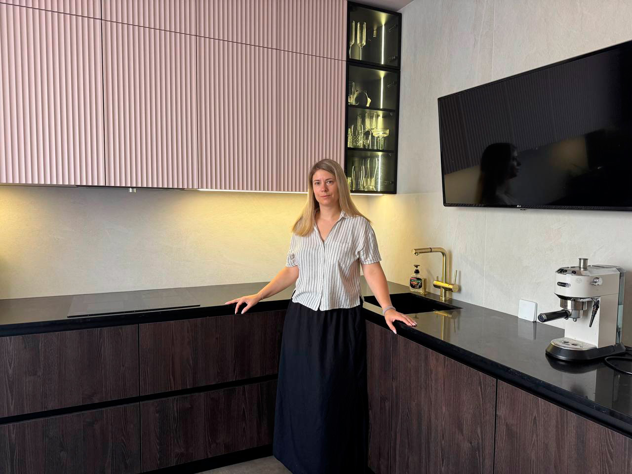 Красивая кухня с золотыми акцентами в двухкомнатной квартире бизнес-класса