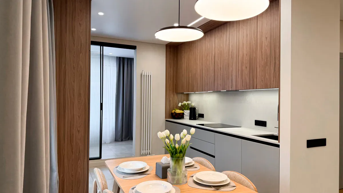 Кухня и вся мебель для большой семьи в просторной петербургской квартире