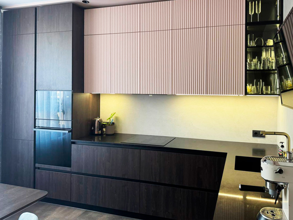 Красивая кухня с золотыми акцентами в двухкомнатной квартире бизнес-класса - фото №11