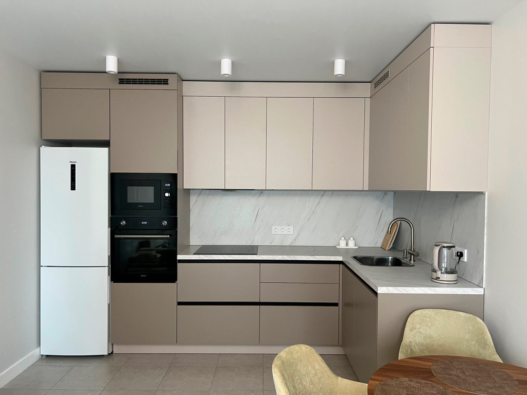 Угловая кухня в московской новостройке - фото №1