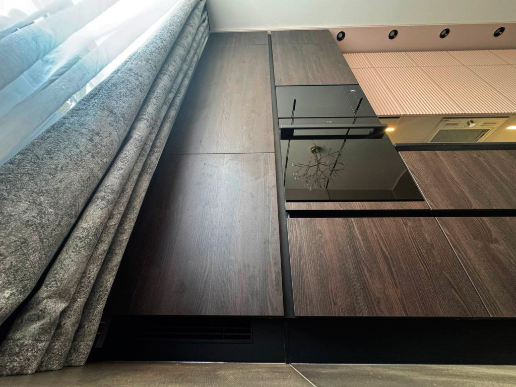 Красивая кухня с золотыми акцентами в двухкомнатной квартире бизнес-класса - фото №8