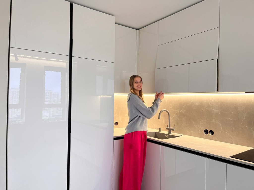 Белоснежная глянцевая кухня в Новой Москве - фото №10