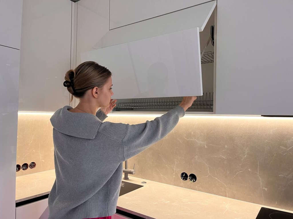 Белоснежная глянцевая кухня в Новой Москве - фото №1