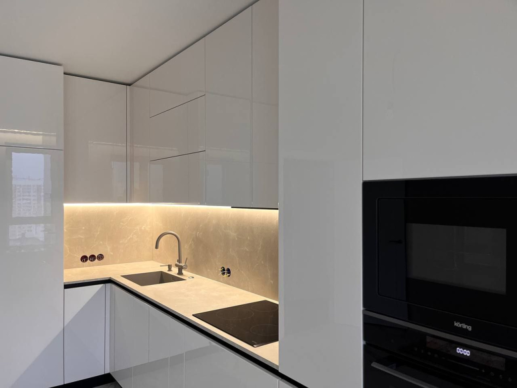 Белоснежная глянцевая кухня в Новой Москве - фото №6