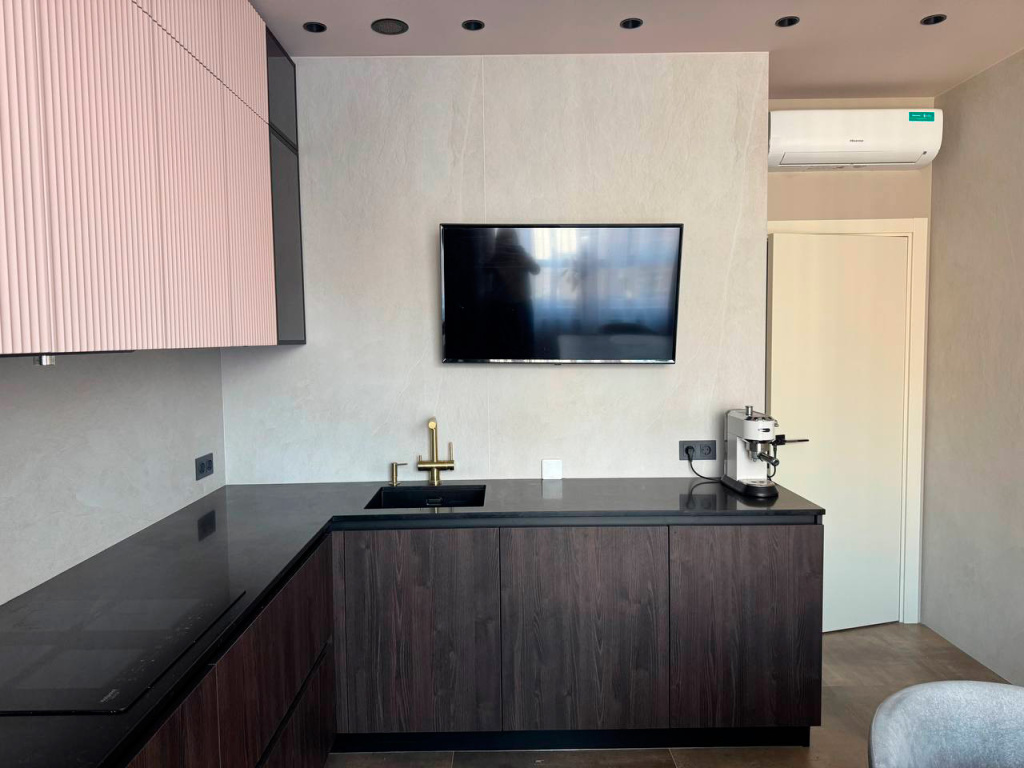 Красивая кухня с золотыми акцентами в двухкомнатной квартире бизнес-класса - фото №10