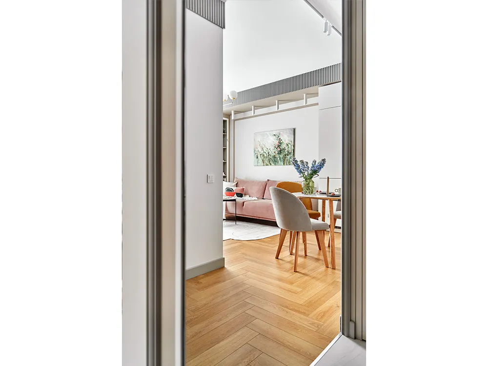 Зона комфорта: ода белому и бежевому цвету в московской евродвушке - фото №13