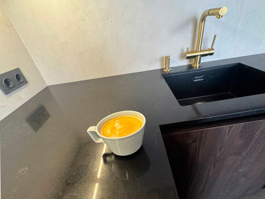 Красивая кухня с золотыми акцентами в двухкомнатной квартире бизнес-класса - фото №6