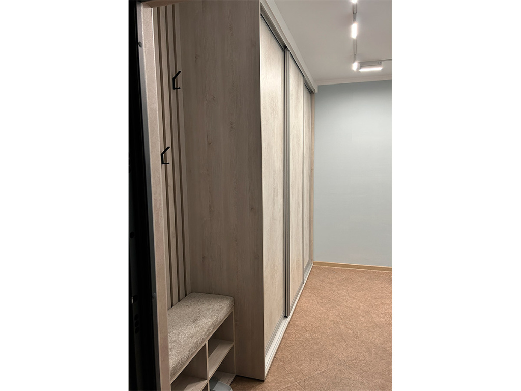 Угловая кухня и большая прихожая для молодой московской семьи в двухкомнатной квартире - фото №7