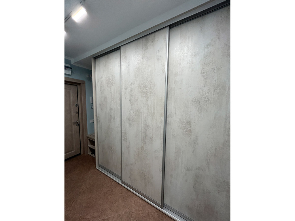 Угловая кухня и большая прихожая для молодой московской семьи в двухкомнатной квартире - фото №6