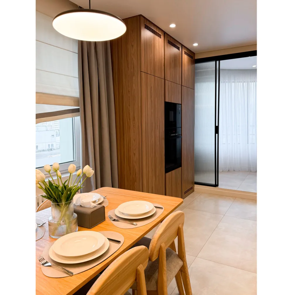 Кухня и вся мебель для большой семьи в просторной петербургской квартире - фото №6