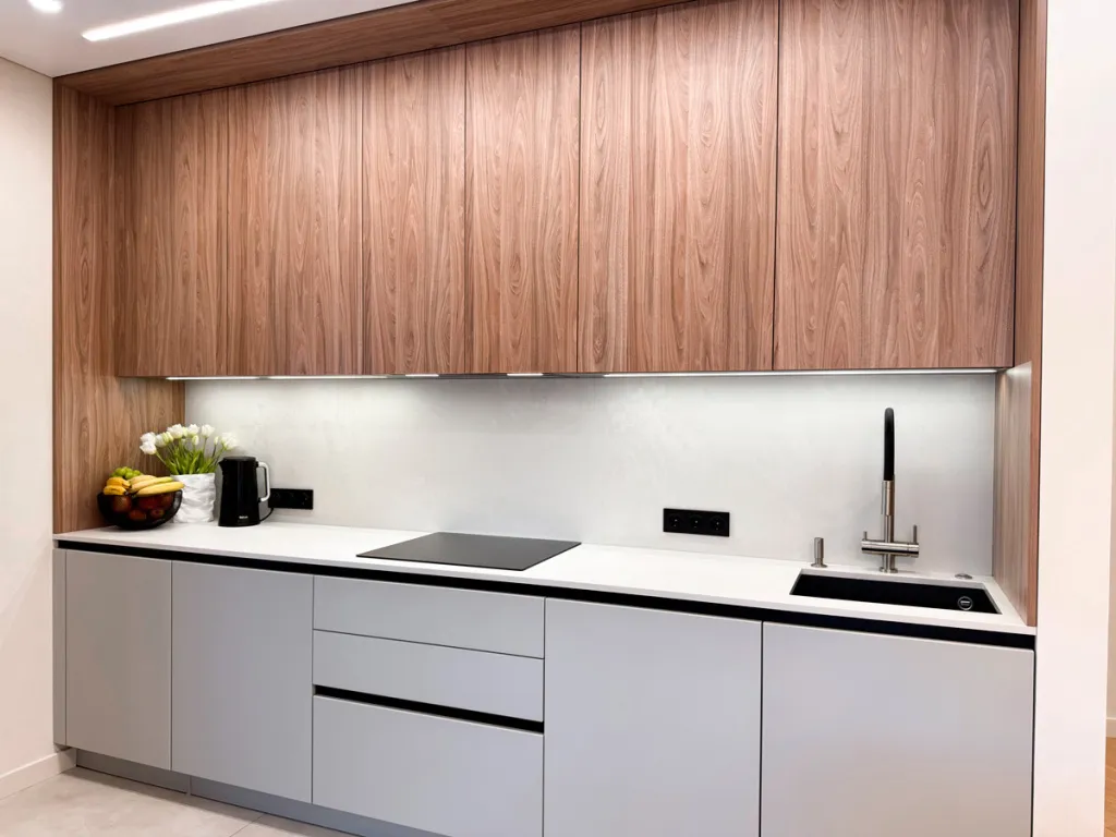 Кухня и вся мебель для большой семьи в просторной петербургской квартире - фото №1