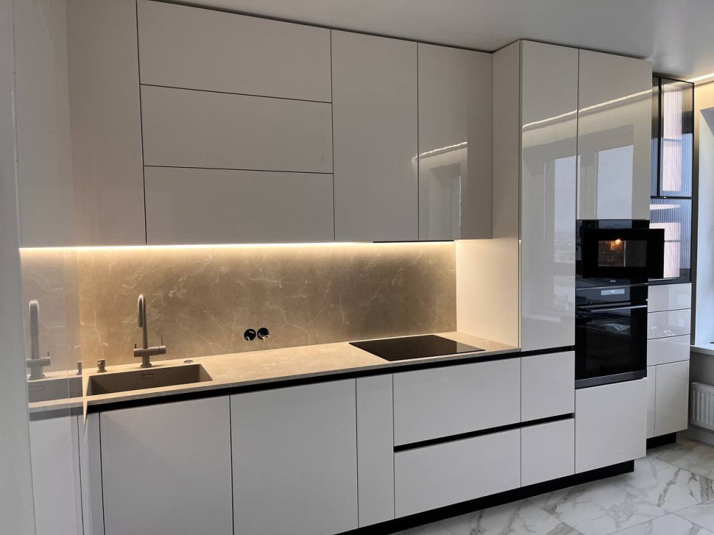 Белоснежная глянцевая кухня в Новой Москве - фото №9