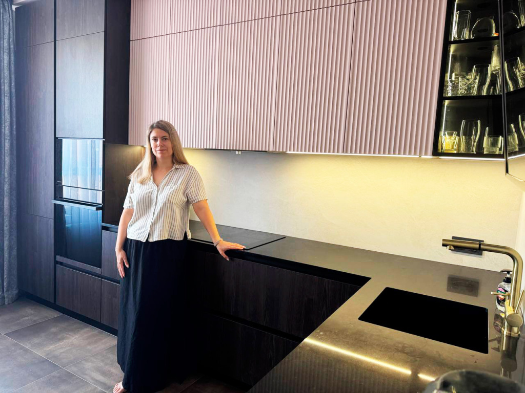 Красивая кухня с золотыми акцентами в двухкомнатной квартире бизнес-класса - фото №12