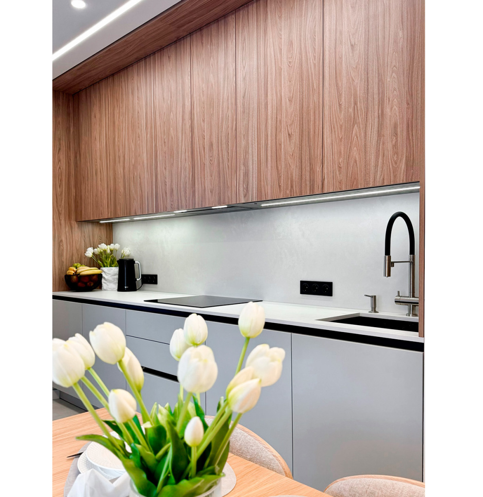 Кухня и вся мебель для большой семьи в просторной петербургской квартире - фото №9