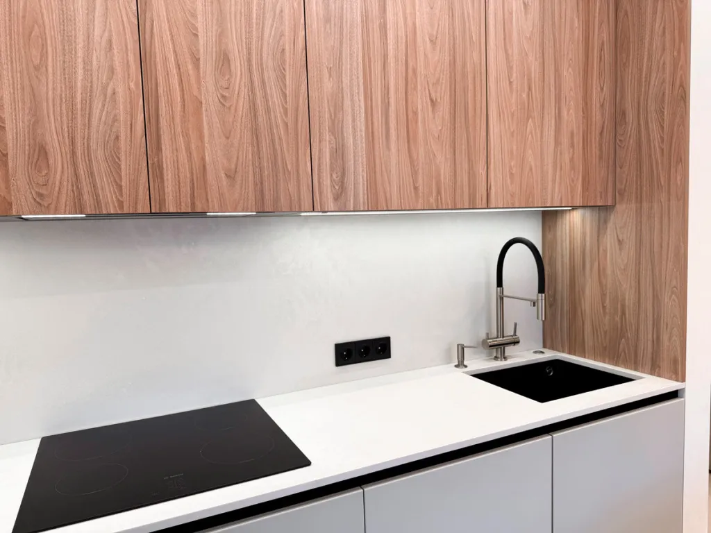 Кухня и вся мебель для большой семьи в просторной петербургской квартире - фото №7