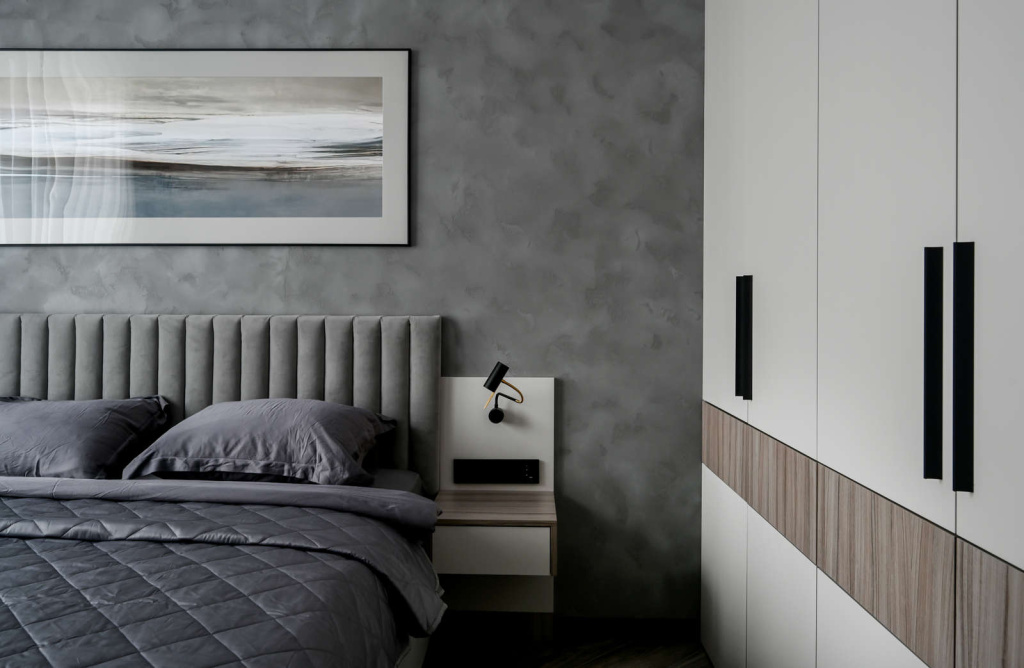 Черно-серая квартира для солидного холостяка - фото №16