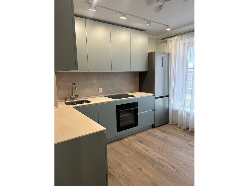 Угловая кухня и большая прихожая для молодой московской семьи в двухкомнатной квартире - фото №5