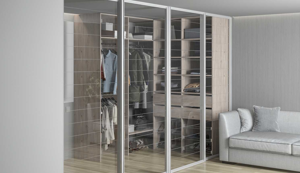 Как спроектировать вместительный шкаф в маленькой спальне - фото №21