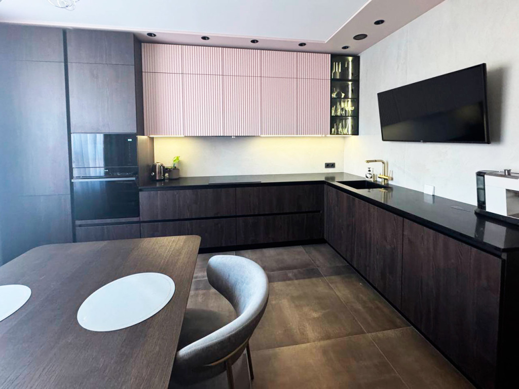 Красивая кухня с золотыми акцентами в двухкомнатной квартире бизнес-класса - фото №2