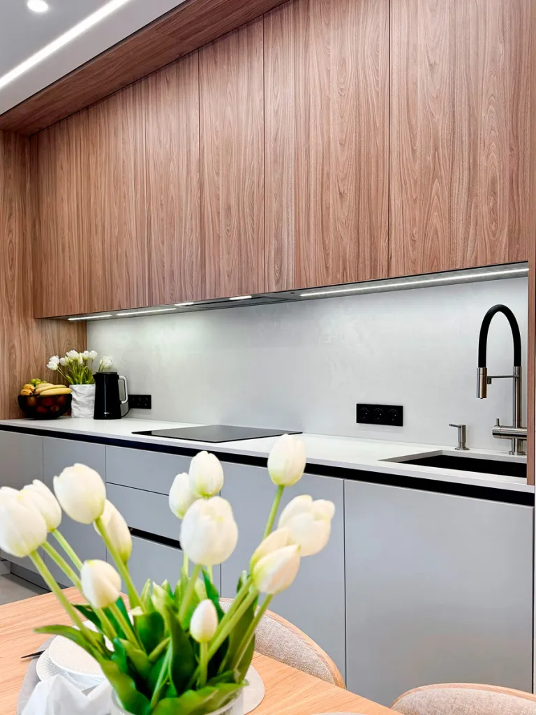 Кухня и вся мебель для большой семьи в просторной петербургской квартире - фото №3