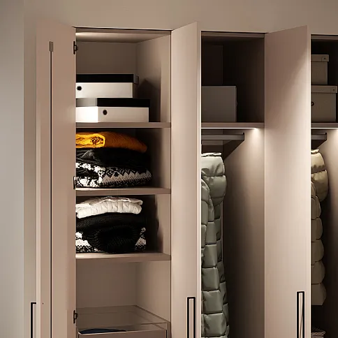 Трёхдверный распашной шкаф с зеркалом в прихожую - детальное фото № 3