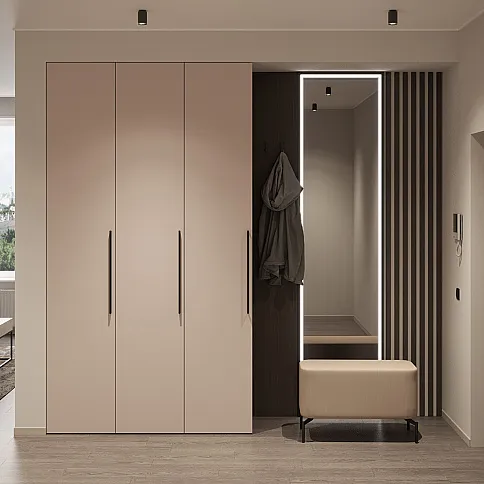 Трёхдверный распашной шкаф с зеркалом в прихожую - детальное фото № 1